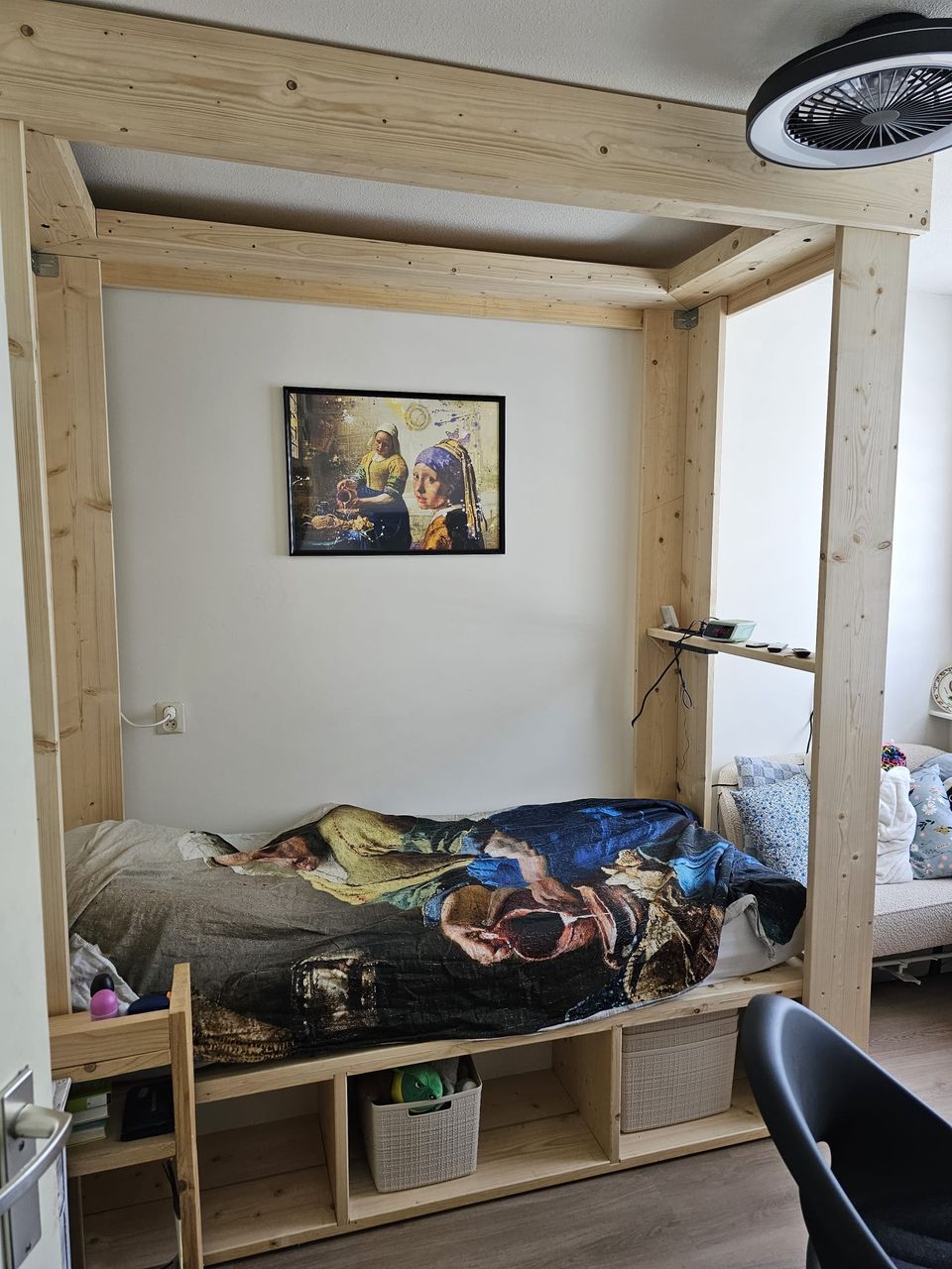 Houten bedombouw met opbergvakken