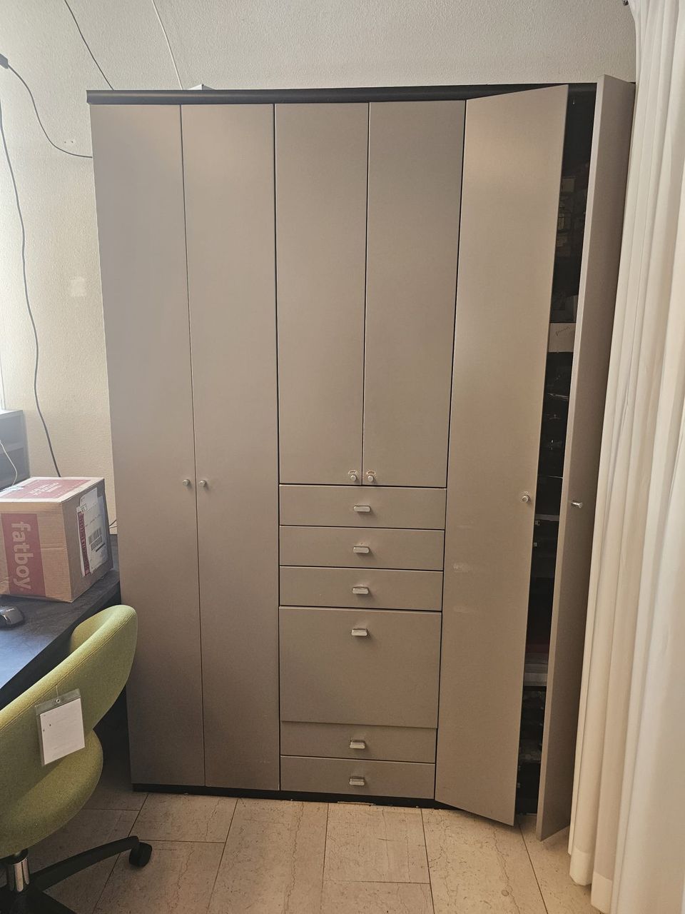 Grote kast voor het verven, in het grijs