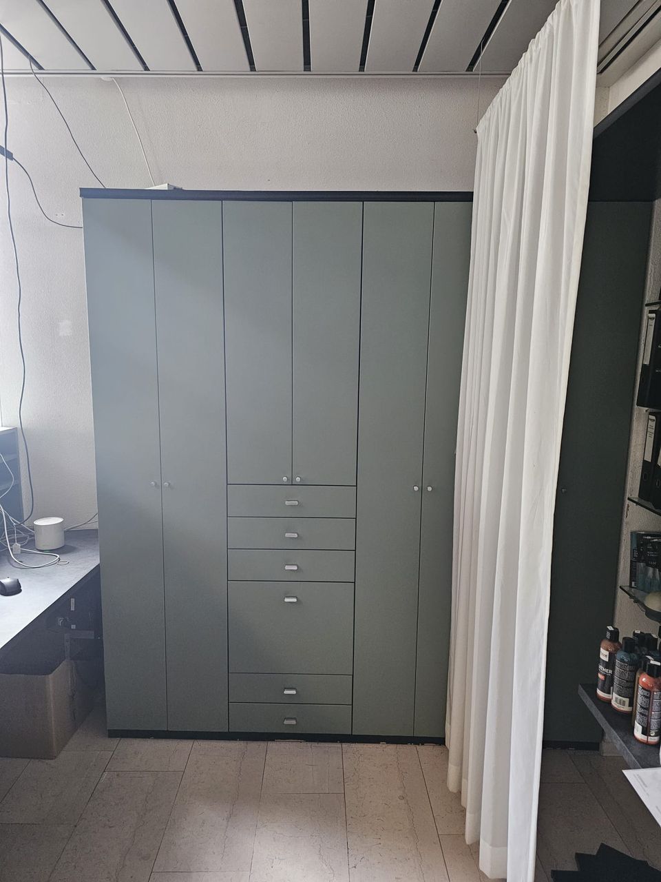 Kast opnieuw geverfd in een groene kleur