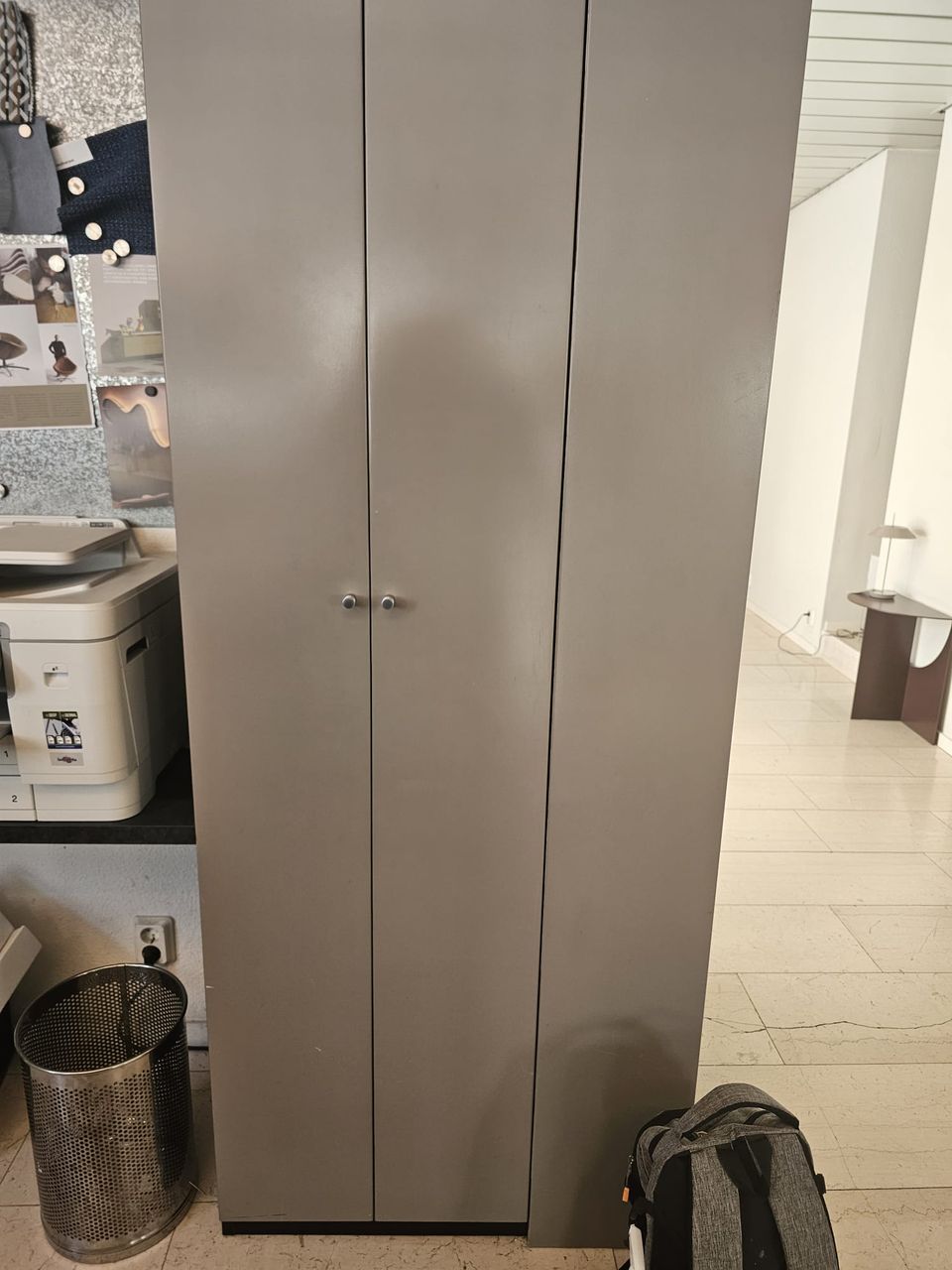 Smalle kast voor het verven, in het grijs