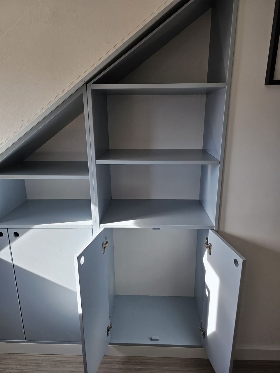 Kast op maat onder de trap, met open vakken en deurtjes