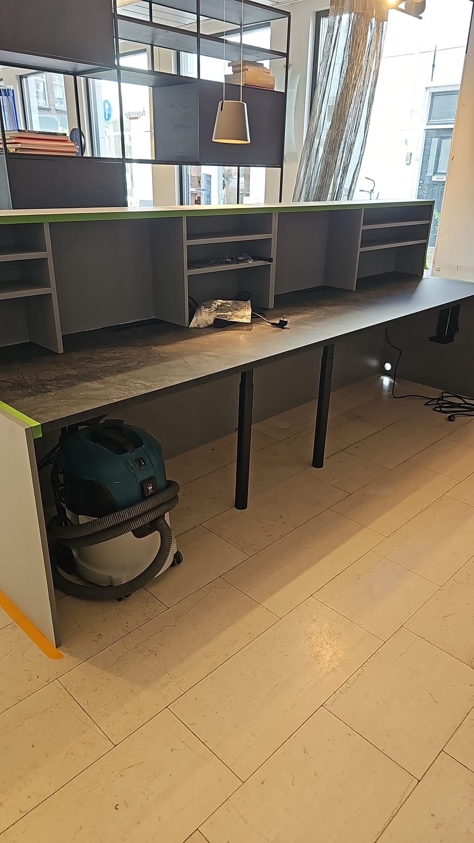 Werkplekken met opbergvakken, op maat gemaakt en afgewerkt